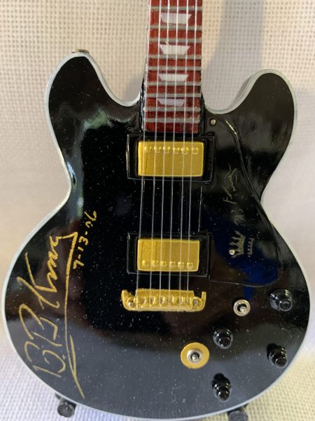 B.B. KING (Gibson LUCILLE)