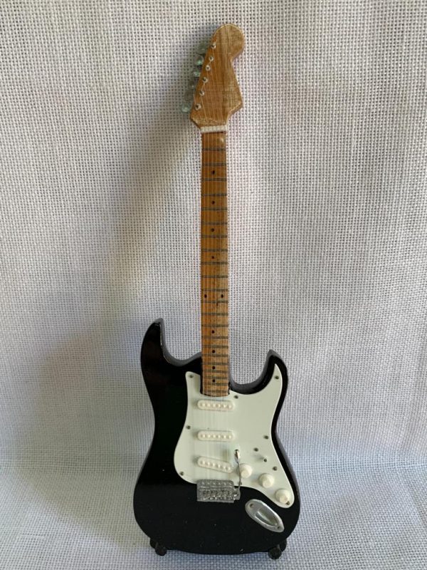 GUITARRA LISA FENDER STRATOCASTER Color Negro-Blanco - Imagen 2