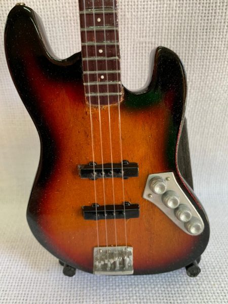 BAJO LISO FENDER JAZZ Color Madera