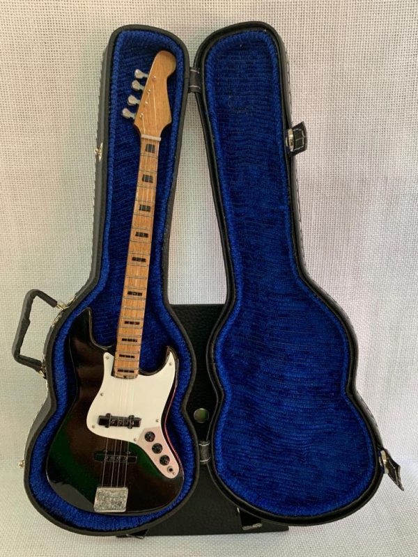 BAJO LISO FENDER JAZZ LISO Color Negro/Blanco - Imagen 3