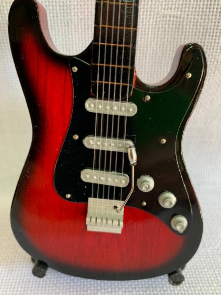 GUITARRA STANDARD LISA Color Rojo-Negro