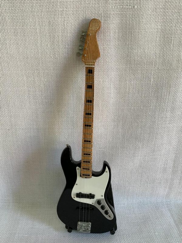 BAJO LISO FENDER JAZZ LISO Color Negro/Blanco - Imagen 2