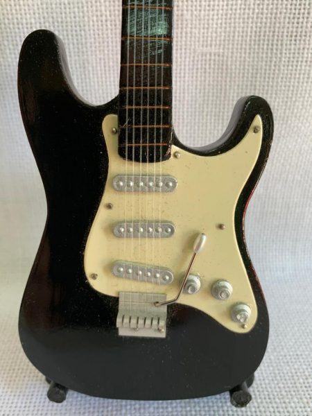 GUITARRA STANDARD LISA Color Negro-Blanco