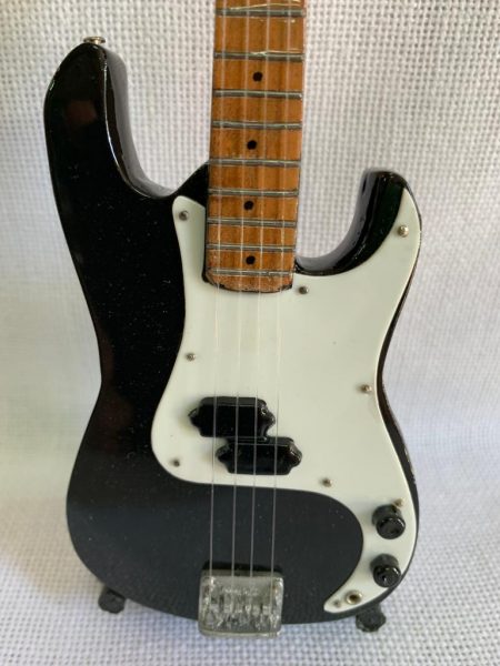 BAJO LISO FENDER-ROCK Color Negro/Blanco