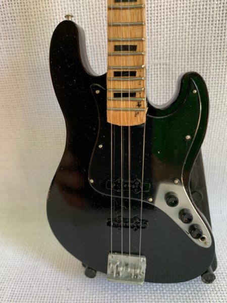 BAJO LISO FENDER JAZZ Color Todo Negro