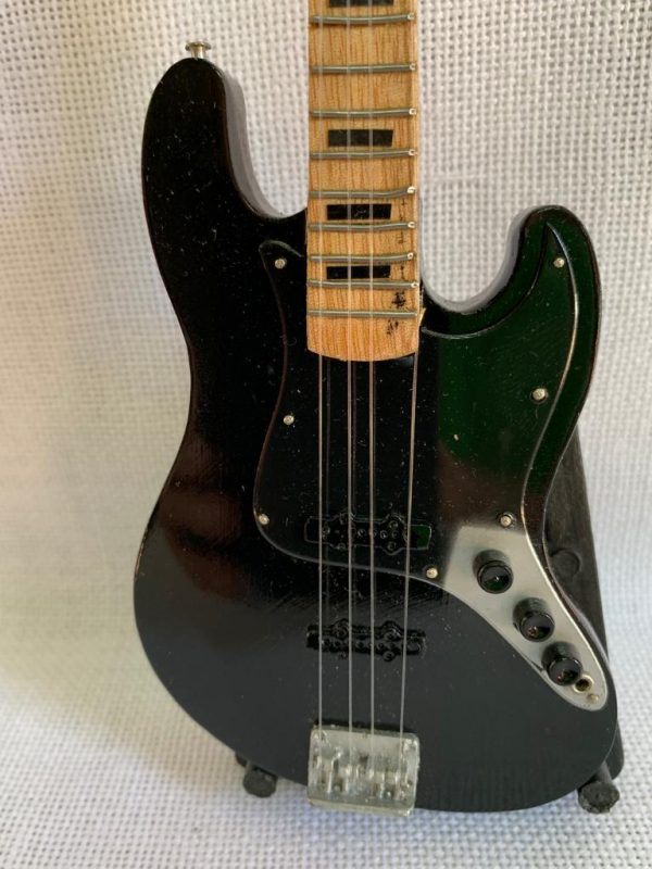 BAJO LISO FENDER JAZZ Color Todo Negro