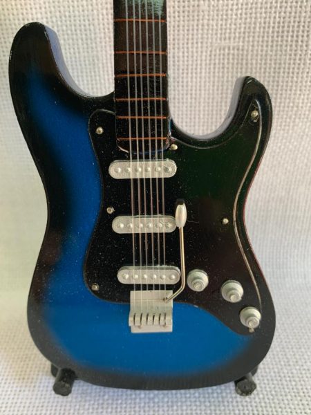 GUITARRA STANDARD LISA Color Azul-Negro