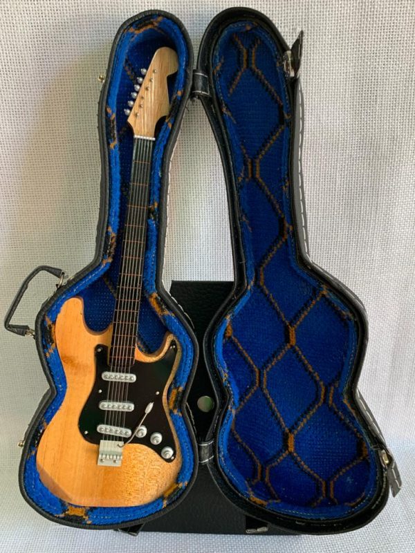 GUITARRA STANDARD LISA Color Natural-Negro - Imagen 3