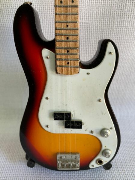 BAJO LISO FENDER-ROCK Color Madera/Blanco