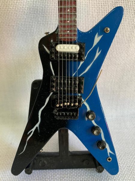 GUITARRA LISA DEAN FROLN HELL Color Azul Con Rayos