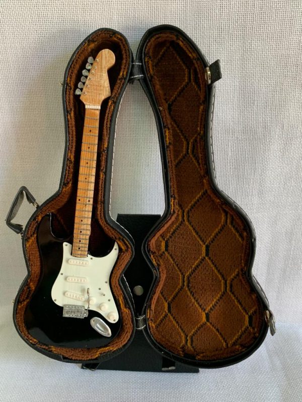 GUITARRA LISA FENDER STRATOCASTER Color Negro-Blanco - Imagen 6