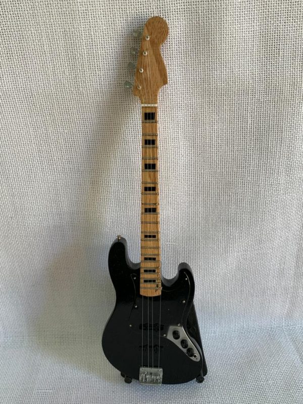 BAJO LISO FENDER JAZZ Color Todo Negro - Imagen 2