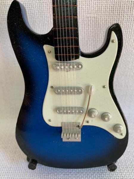 GUITARRA STANDARD LISA Color Azul-Blanco