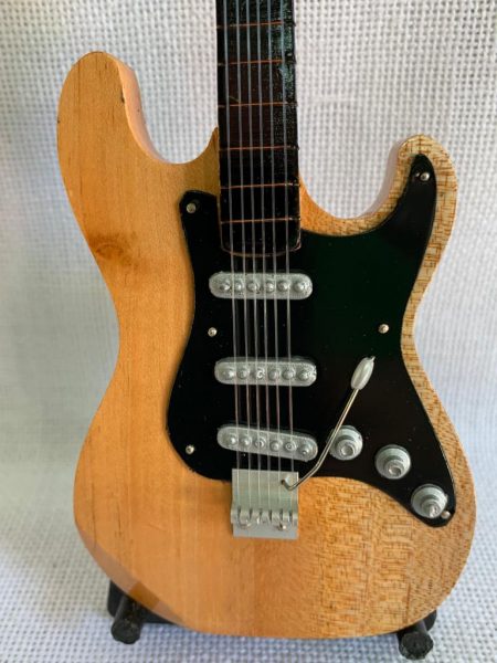 GUITARRA STANDARD LISA Color Natural-Negro