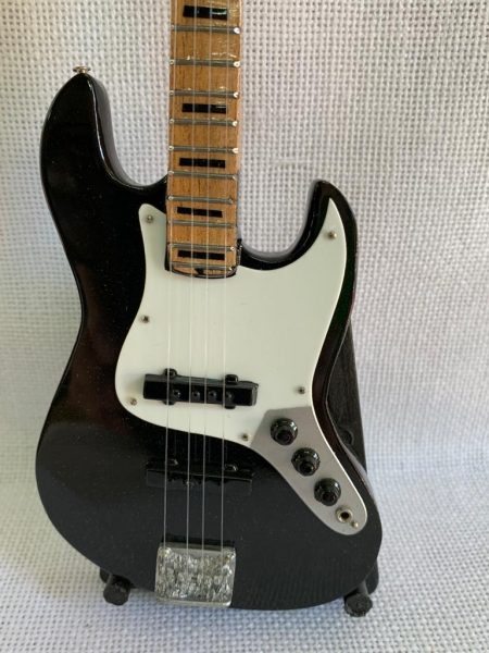 BAJO LISO FENDER JAZZ LISO Color Negro/Blanco