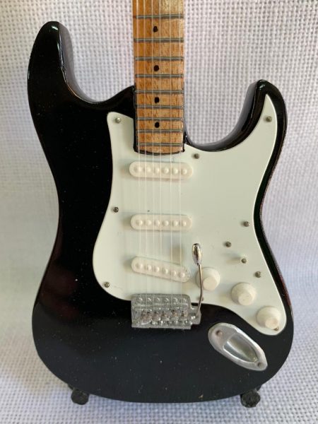 GUITARRA LISA FENDER STRATOCASTER Color Negro-Blanco