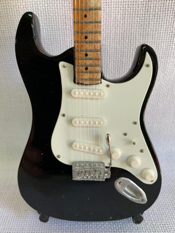GUITARRA LISA FENDER STRATOCASTER Color Negro-Blanco