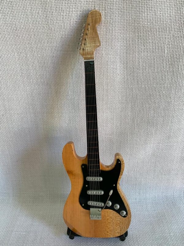 GUITARRA STANDARD LISA Color Natural-Negro - Imagen 2