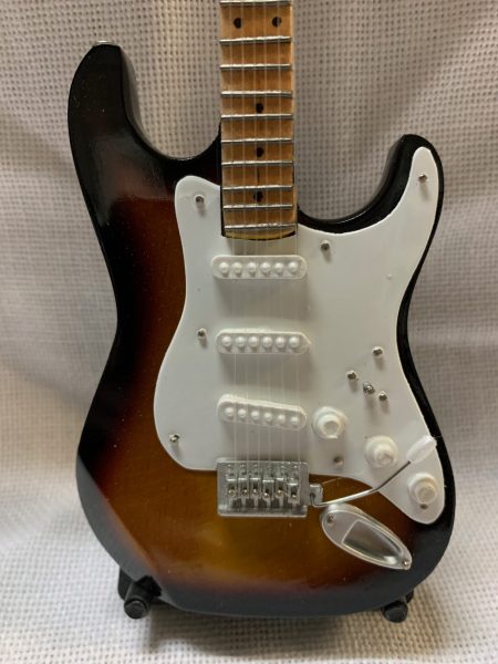 GUITARRA LISA FENDER STRATOCASTER Color Madera-Blanco