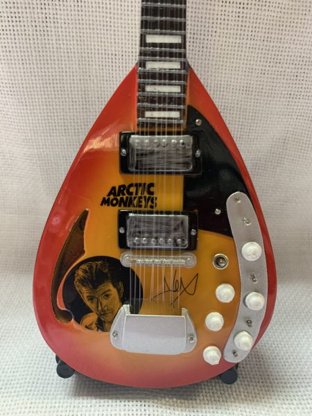 ARCTIC MONKEYS - Guitarra VOX STARSTREAM XII de ALEX TURNER